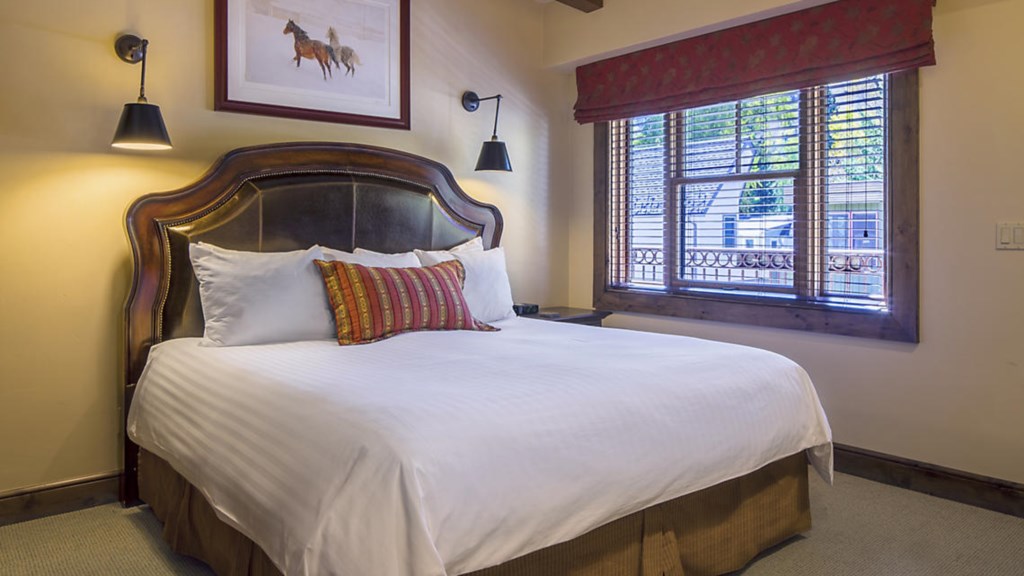 the-innsbruck-aspen-2bed-pres-master-bedroom1