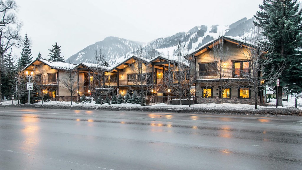 the-innsbruck-aspen-CO341-exterior-view-snow-mountain