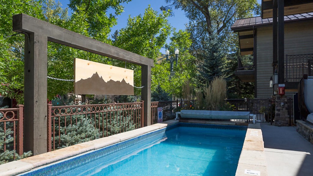 the-innsbruck-aspen-outdoor-pool