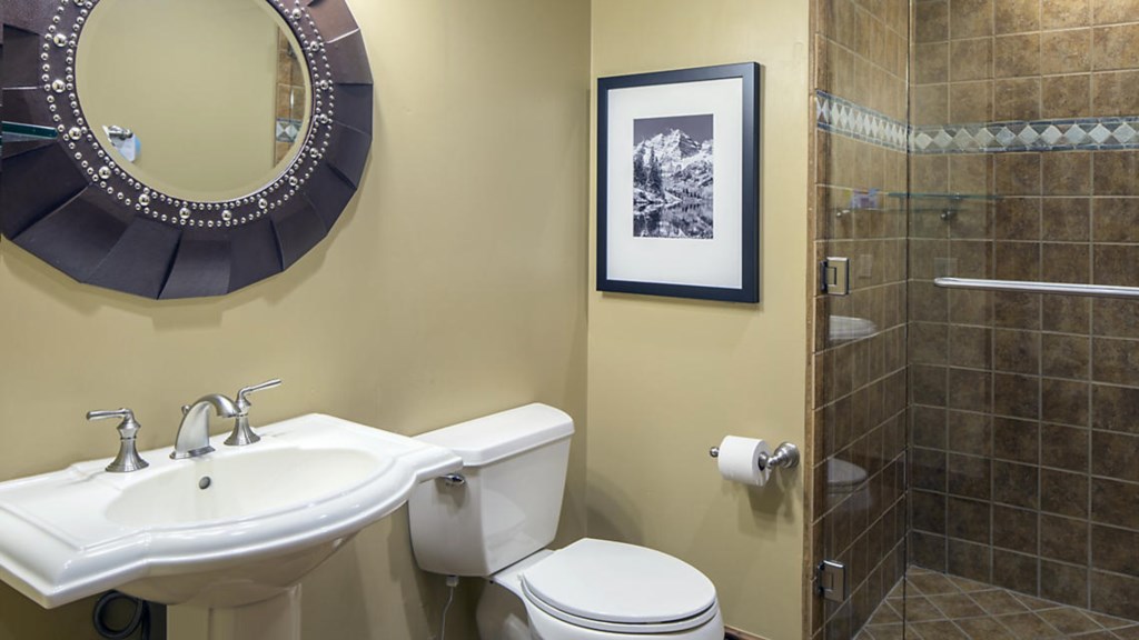 the-innsbruck-aspen-2bed-pres-guest-bath1
