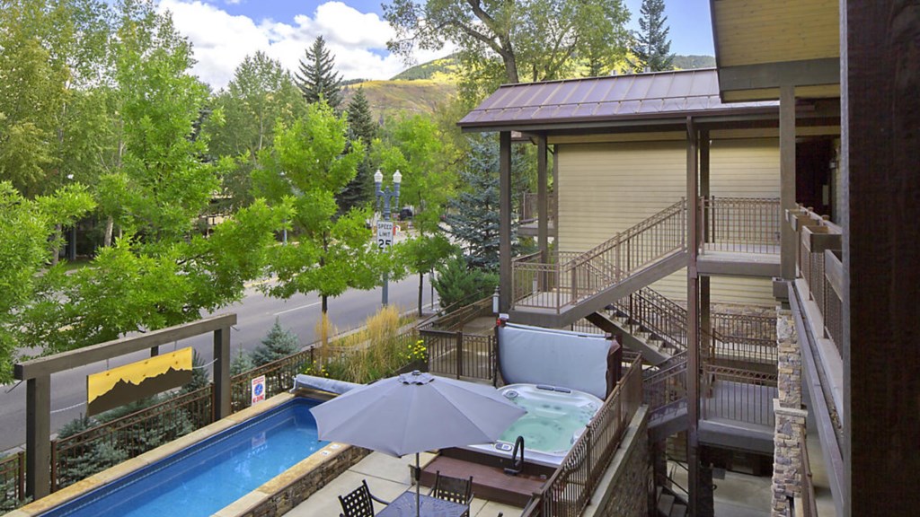 the-innsbruck-aspen-balcony-view-pool