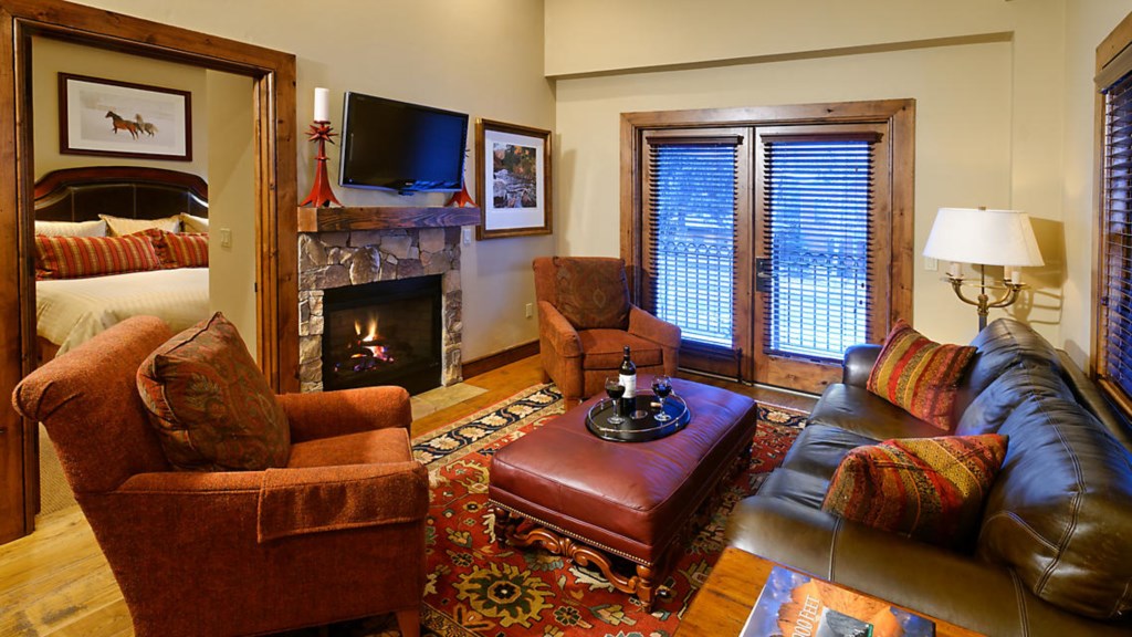 the-innsbruck-aspen-junior-suite-living-room-01