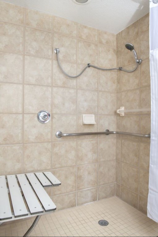 ClubWyndhamGrandDesert_bathchairfixedgrabbarsforshower-2