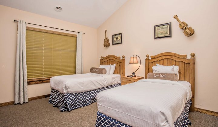 twin_bedroom_2BR_BA_lodges_at_great_smoky_mountains-2-720x420