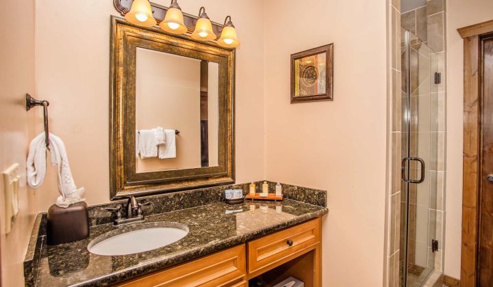 bathroom_1BR_BA_lodges_at_great_smoky_mountains-720x420