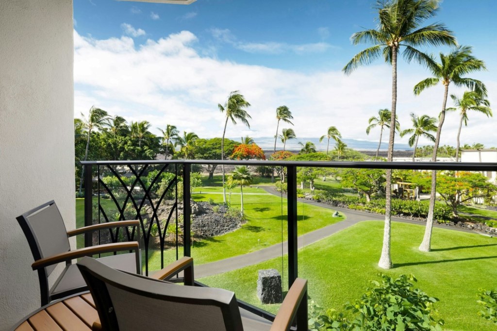 Marriotts Waikoloa Ocean Club_10_island-view-suite-balcony.jpg