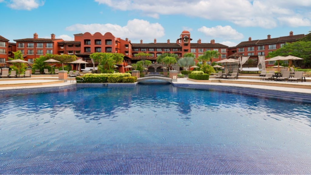 mc-sjols-main-pool-16239_Wide-Hor