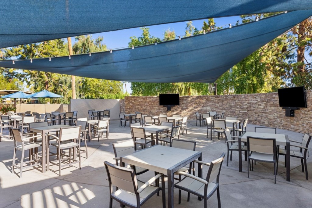 Marriott's Desert Springs Villas_29_palmeras-patio.jpg