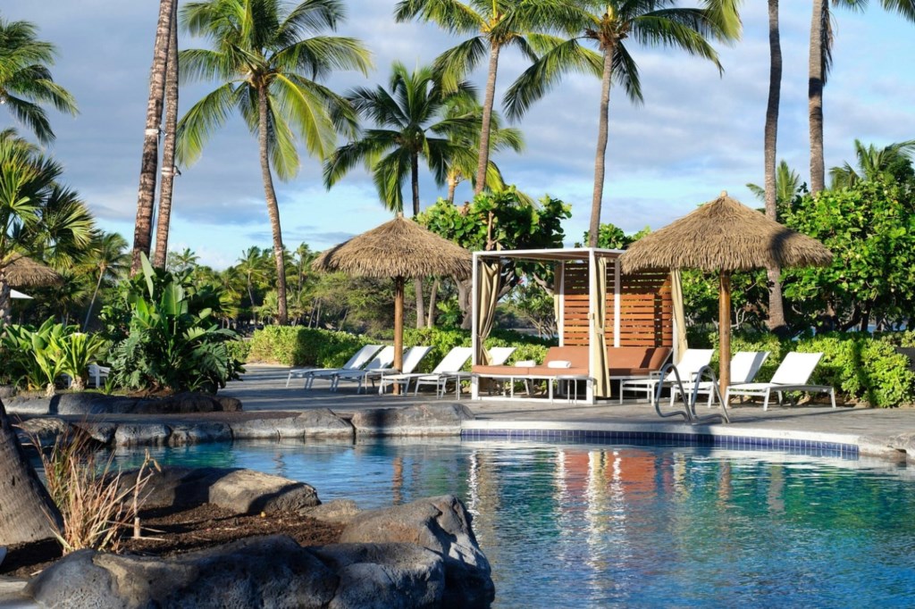 MarriottsWaikoloaOceanClub_14_pool-cabanas