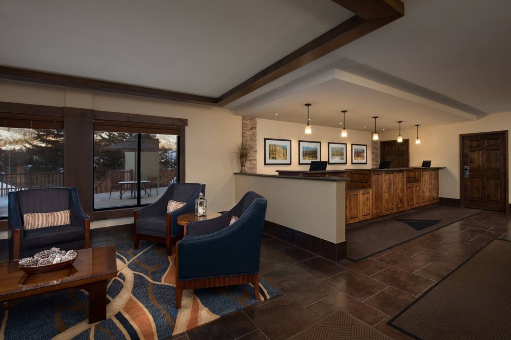 MarriottsStreamsideatVail_21_front-desk-lobby