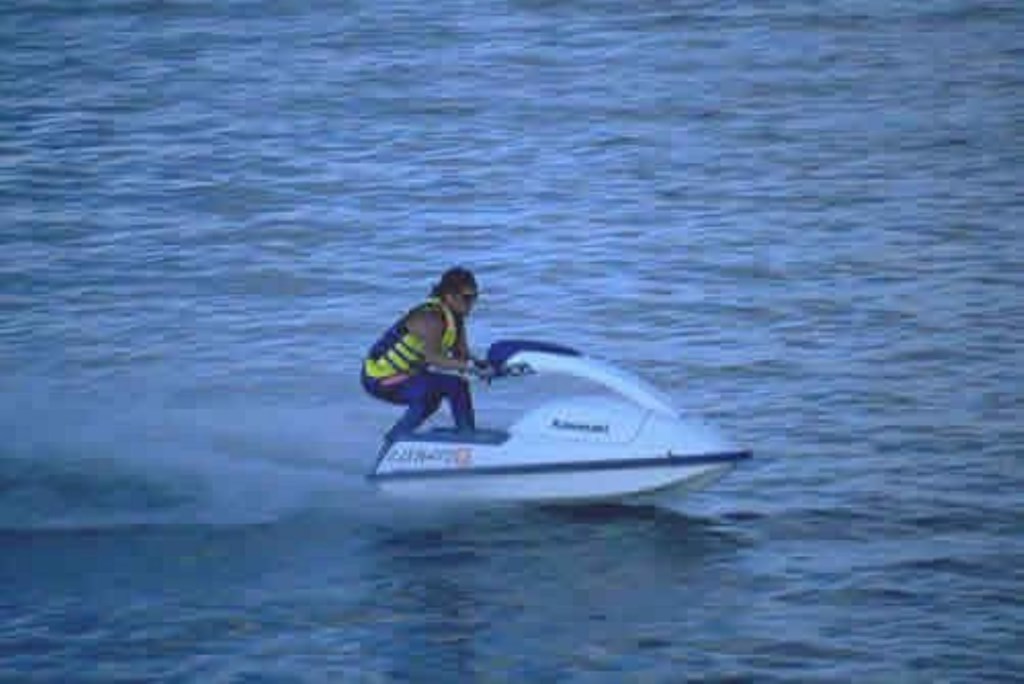 WorldMarkArrowPoint_24_jet-skiing