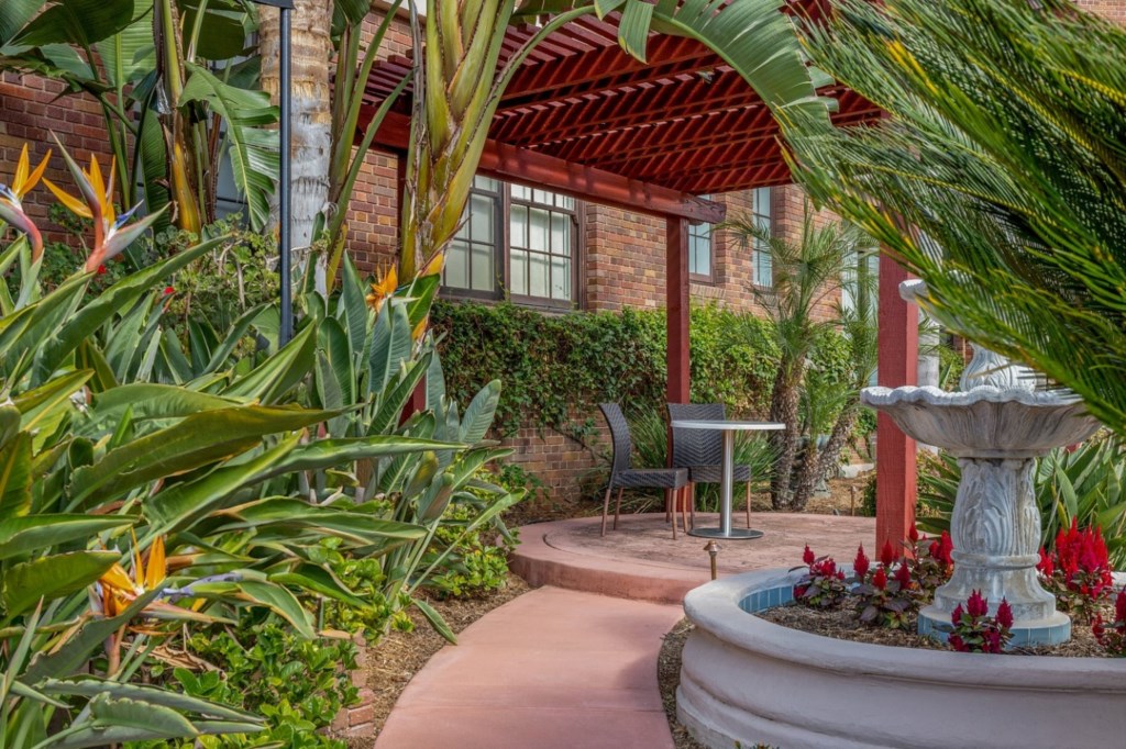 Wyndham(WorldMark)InnatthePark_24_courtyard