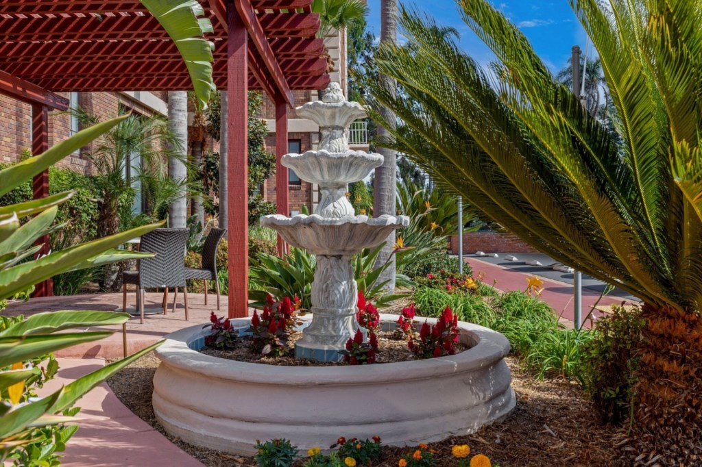 Wyndham(WorldMark)InnatthePark_25_courtyard