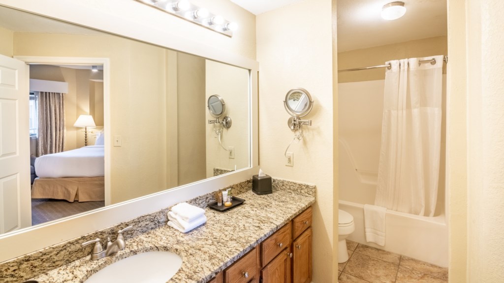 8BGLaurelCrest™-Hotel_1bedroom-006