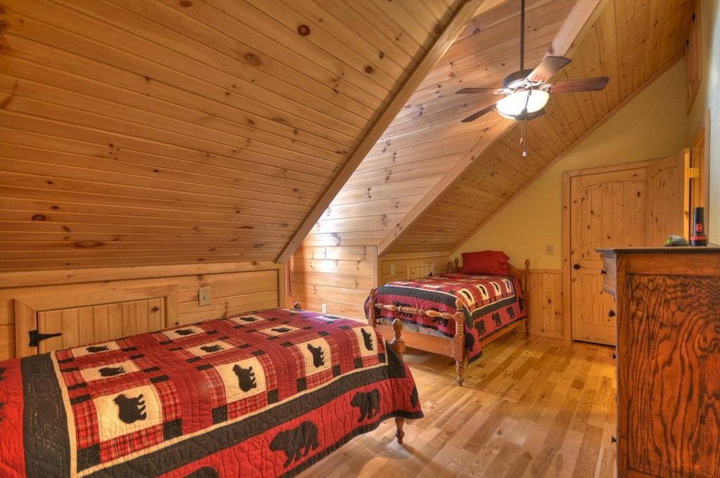 Loft level Twin bedroom