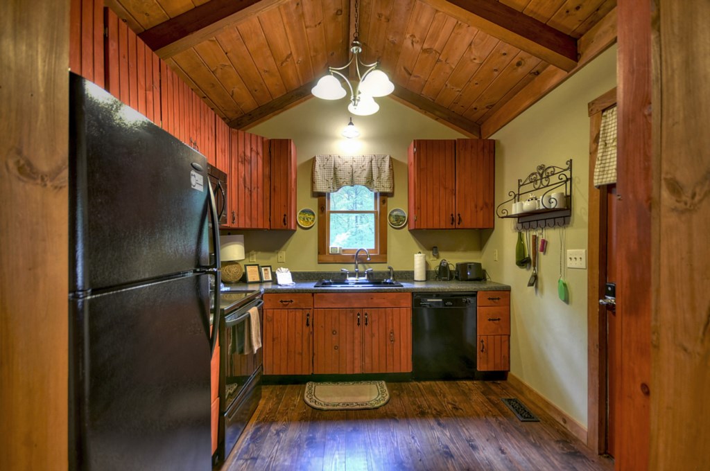 Well equipped kitchen with vaulted ceiling