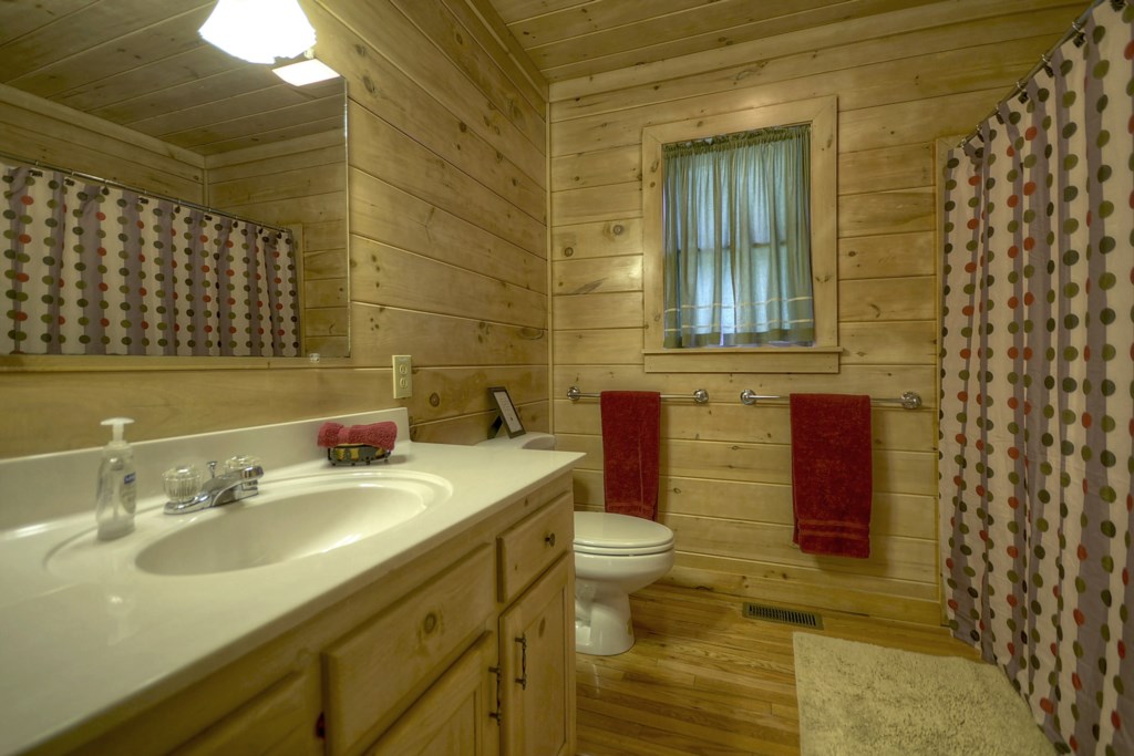 Main level Bathroom with shower/tub combo
