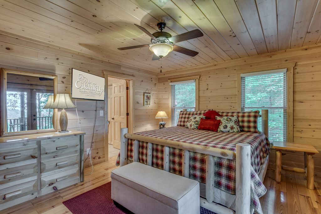 Country Dreams Cozy Queen Loft Level Bedroom