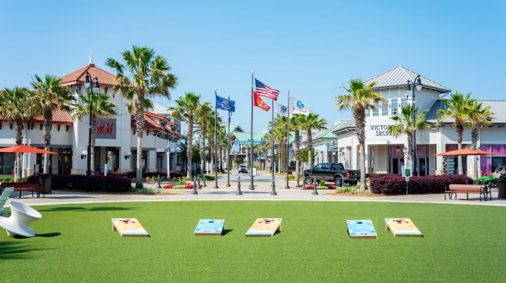 The Destin Commons Has Restaurants, Shopping, and Entertainment