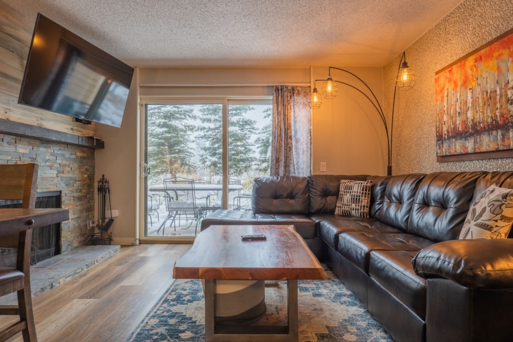 Amazing mountain condo with plenty of room for 10 guests located right on the edge of Town.