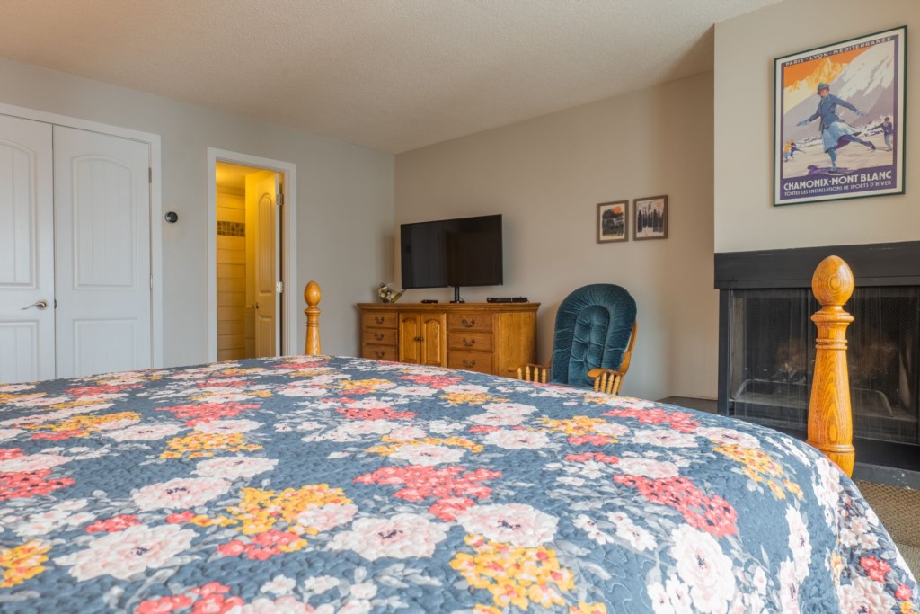 King sized bed and bathroom in the 2nd floor ensuite bedroom