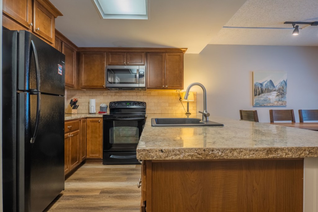 Fully stocked kitchen to prepare meals