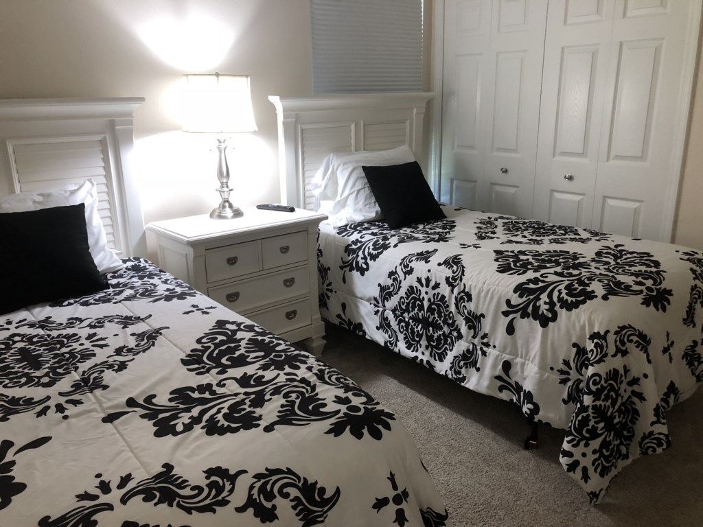 Bedroom 3 w/ Two Twin Beds