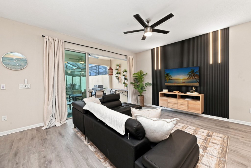08_Living-Room-Smart-TV