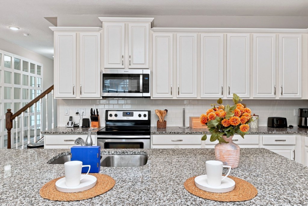 17_Kitchen-Granite-Counters