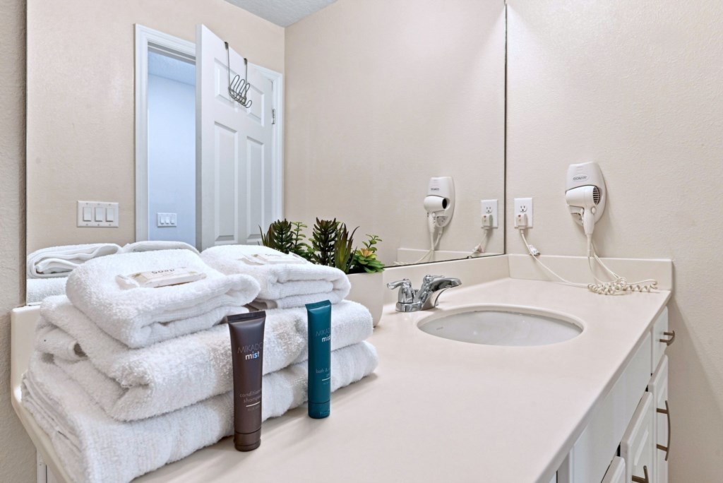 50_Bathroom-Vanity-Fresh-Towels