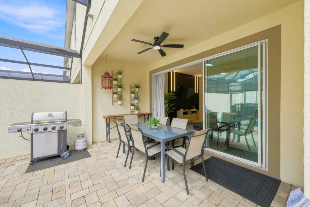 57_Grill-and-Patio-Dining