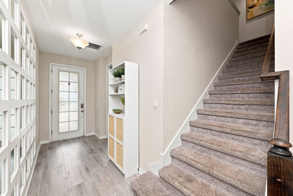 65_Staircase-and-Entry