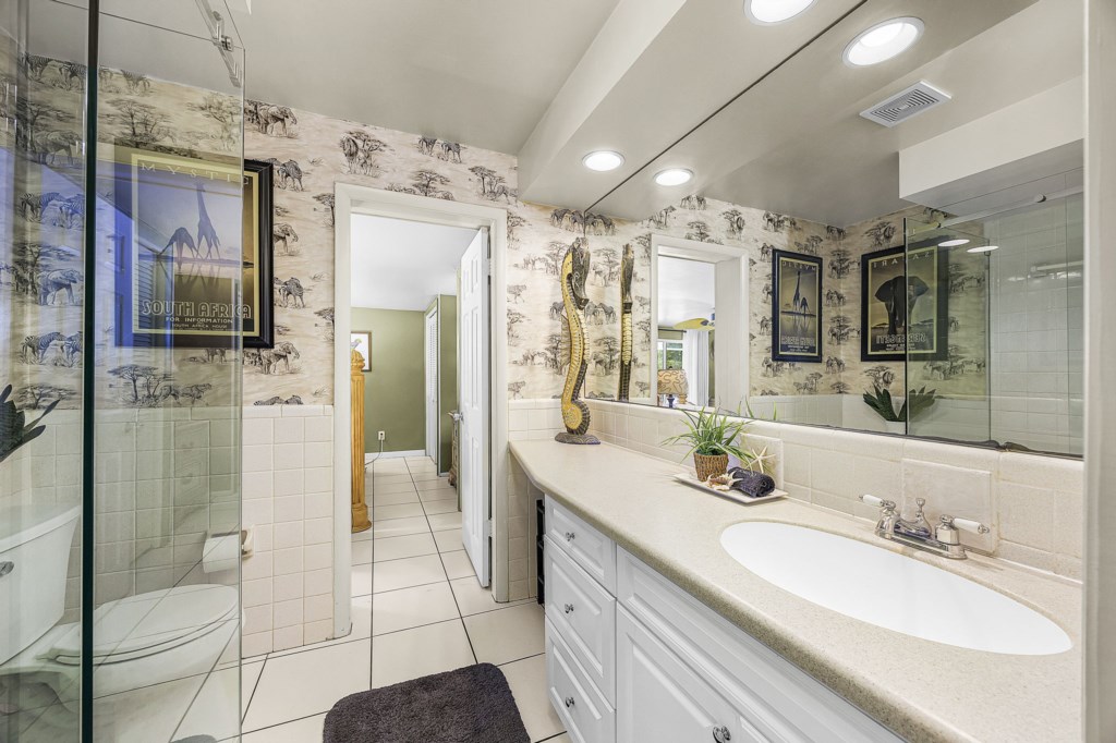 Master bathroom 