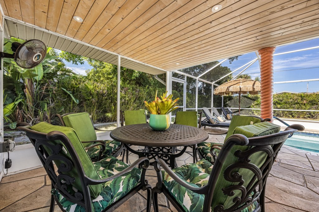 Dine or hang out in the outdoor Florida air