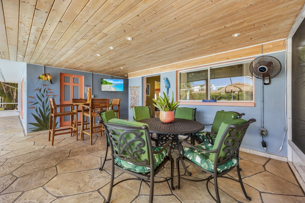 Poolside outdoor paradise! Enjoy the Florida weather in this comfy space. 