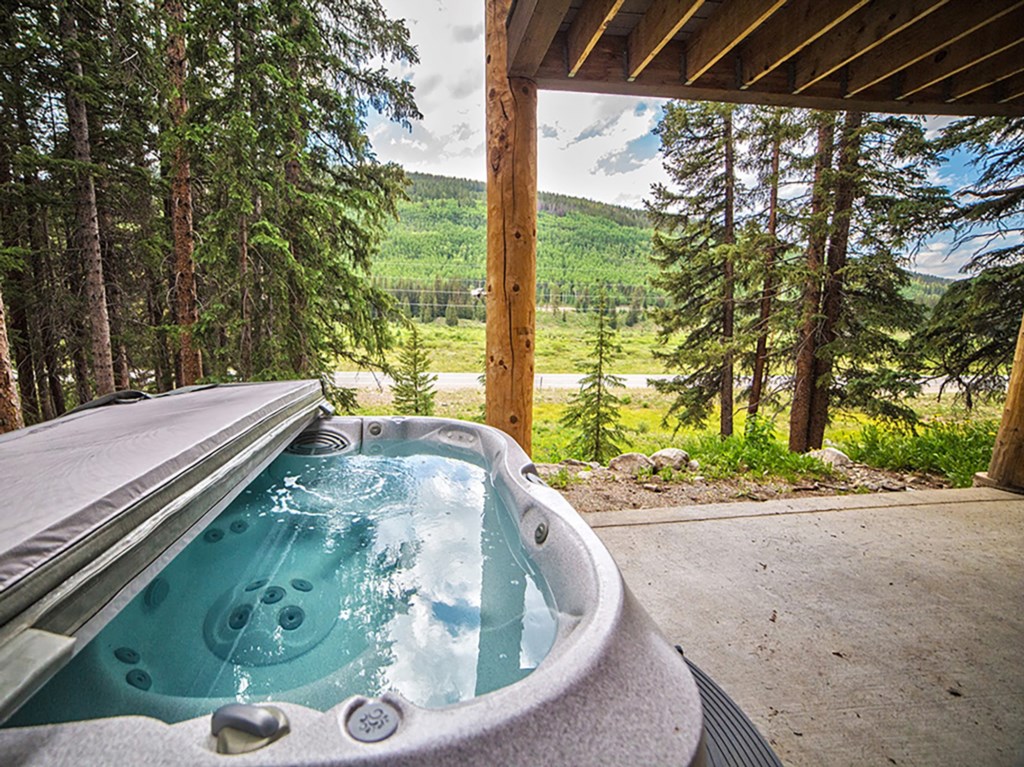 Two private hot tubs with one on each side
