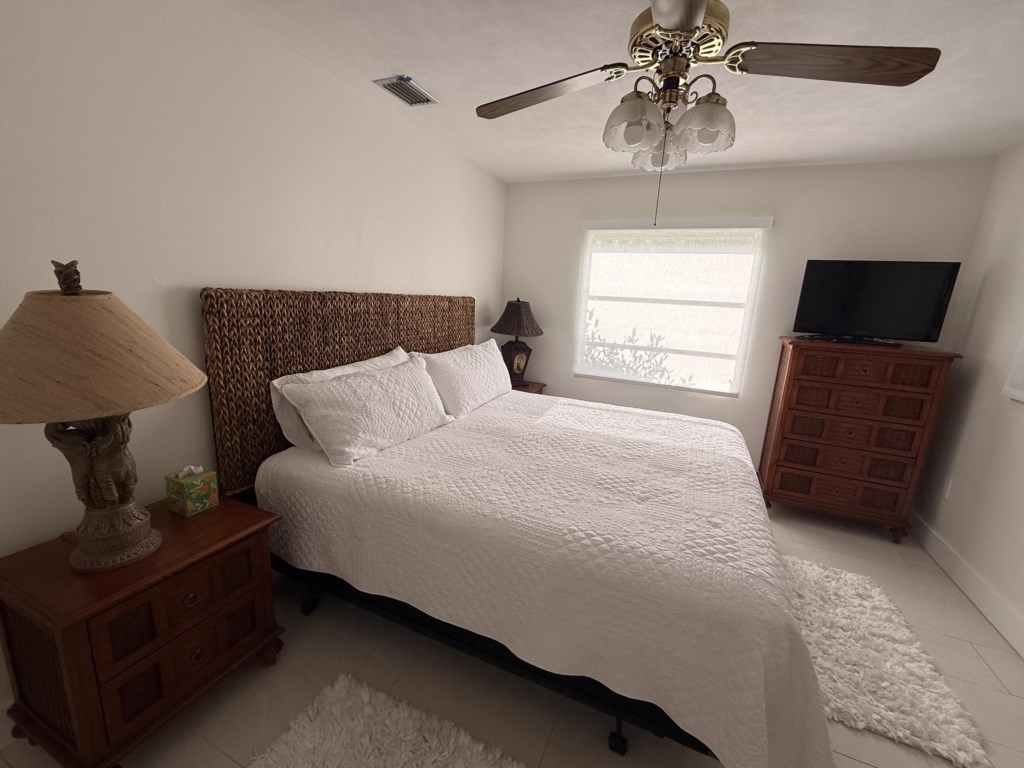Sea Spray queen bed (2)