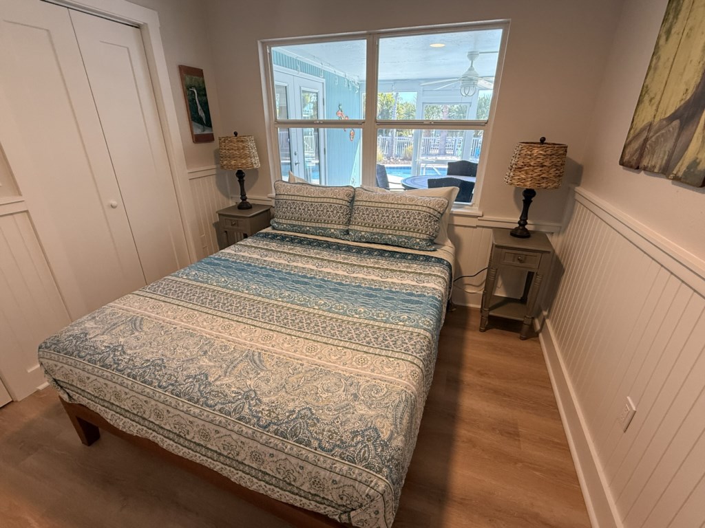 Guest room with queen bed