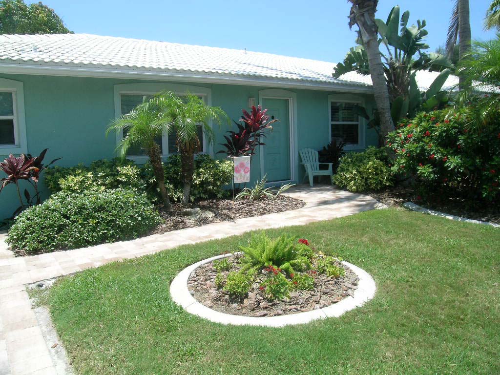 Beach Chairs And Umbrella - Cozy Island Retreat - Holmes Beach, FL