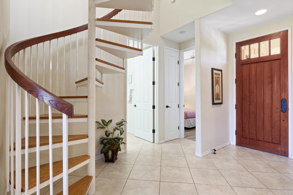 Large entry way and the stairs to the loft