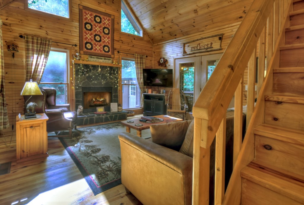 Living room with seasonal gas fireplace 