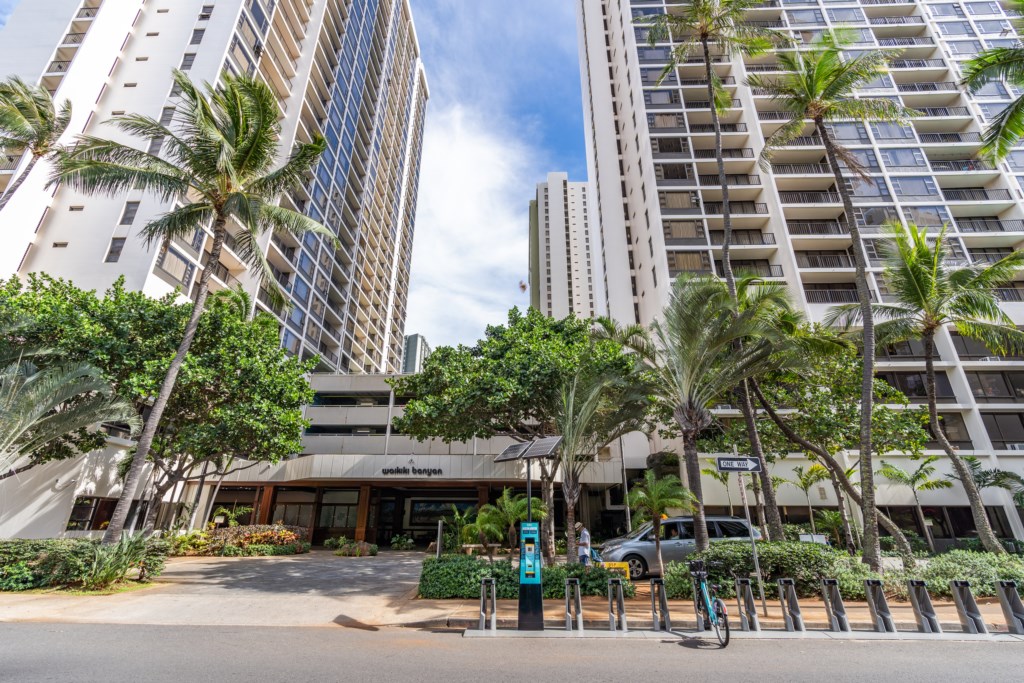 Waikiki Banyan Exterior View 