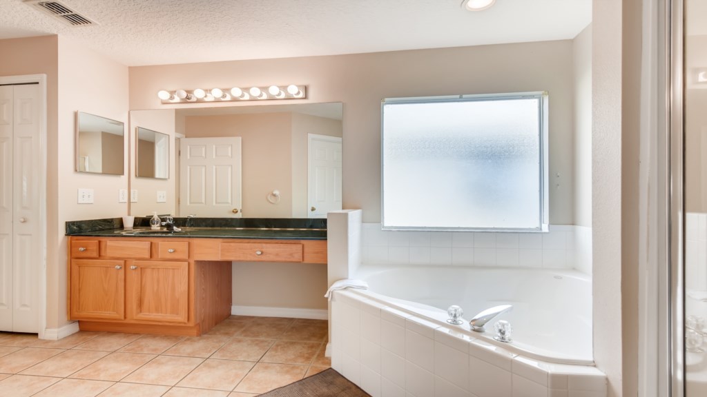 Bath tub in master bathroom