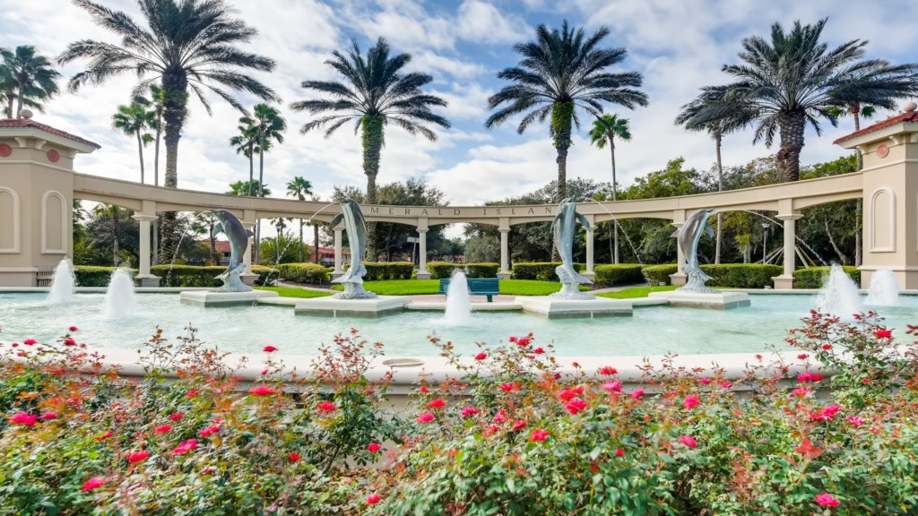 Take your memmorable photo of the fountain and dolphins