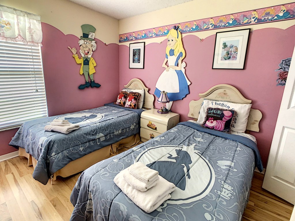 Alice Room, various beddings