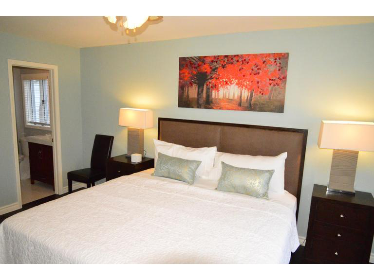 Master Bedroom with Ensuite - Sasson House - Niagara-on-the-Lake