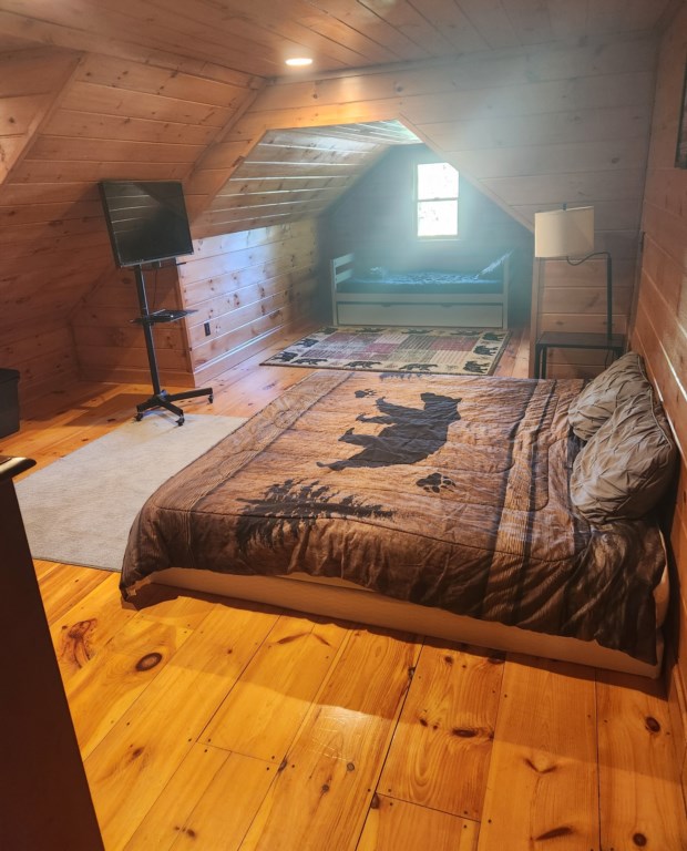 King bed, 3 Twin beds & 1 with Twin trundle in one upstairs bedroom