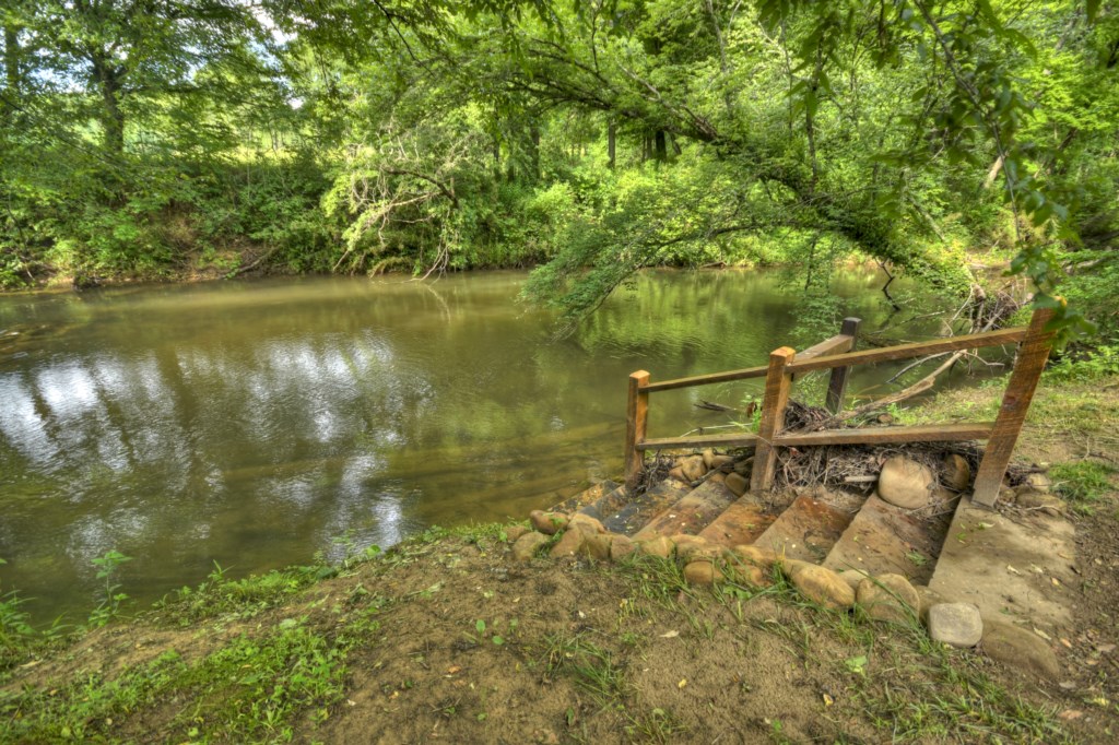 Perfect creek access for fishing 