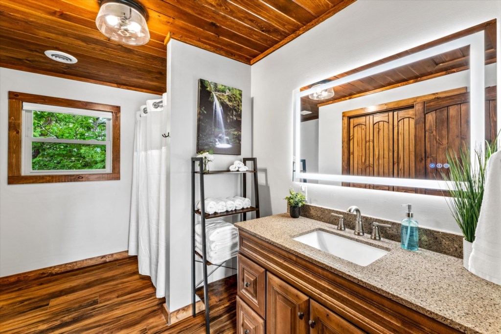 Upstairs Ensuite Bathroom