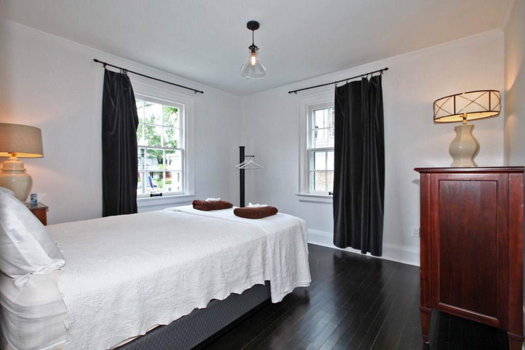 Sheets and towels provided - The White House Vacation Rental - Niagara-on-the-Lake